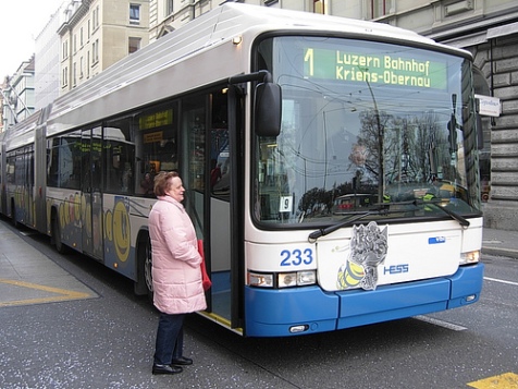 Trolley Bus No 1 (TRO 1) dari Kriens Pilatus-Lende menuju Luzern, sekitar 20 menit
