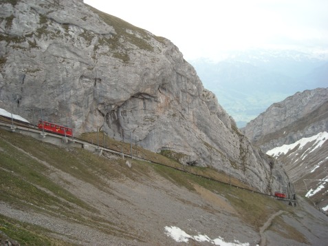 Inilah kereta api khusus yang sudah tiba di puncak Pilatus 2132 M