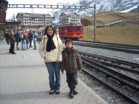 Di Kleine Scheidegg jereta datang untuk naik lagi ke Jungfraujoch